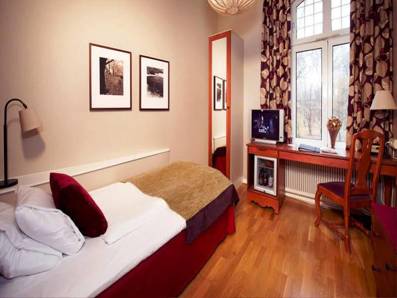 Home Hotel Norre Park Хальмстад Экстерьер фото